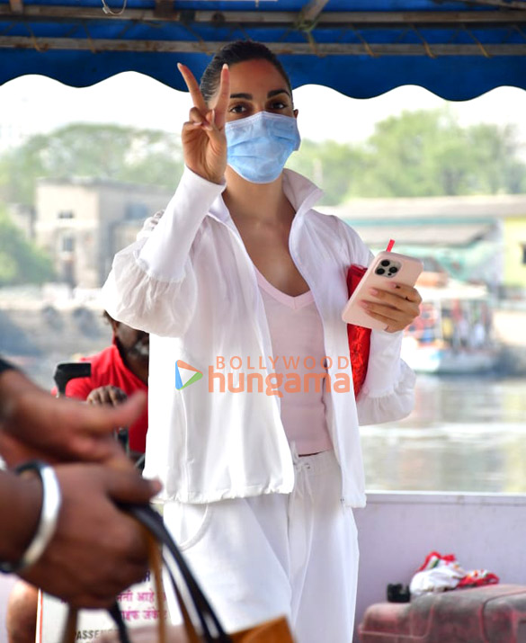 Photos: Kiara Advani snapped at Versova jetty Photos: Kiara Advani snapped at Versova jetty