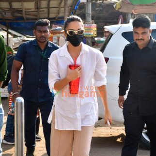 Photos: Kiara Advani snapped at Versova jetty