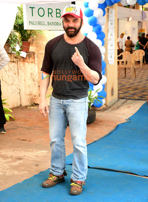 photos maharashtra assembly elections 2024 kartik aaryan paresh rawal suniel shetty and others cast their votes in mumbai 10