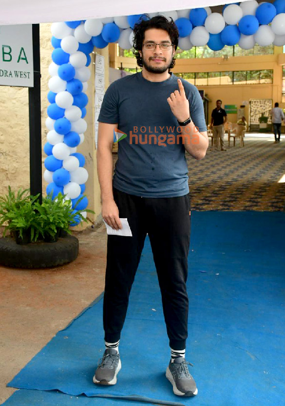 photos maharashtra assembly elections 2024 kartik aaryan rakul preet singh jackky bhagnani and others cast their votes in mumbai 2 6