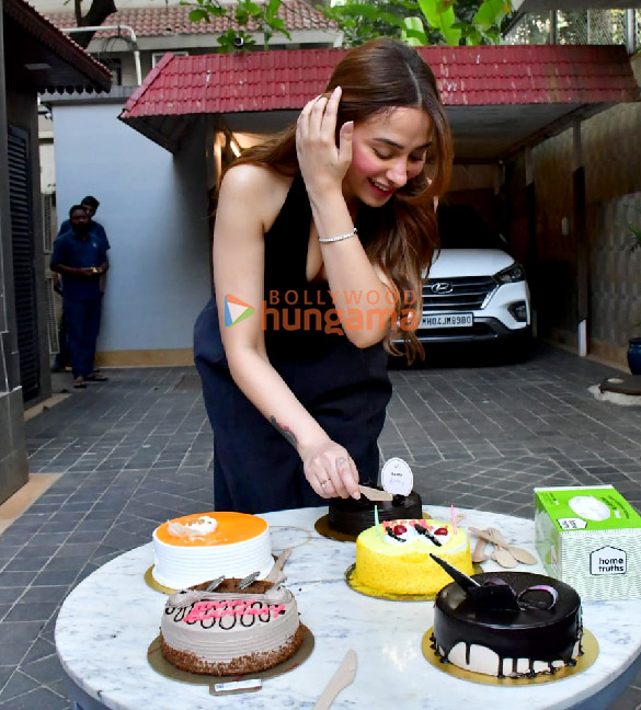 photos mahira sharma snapped celebrating birthday with media 6
