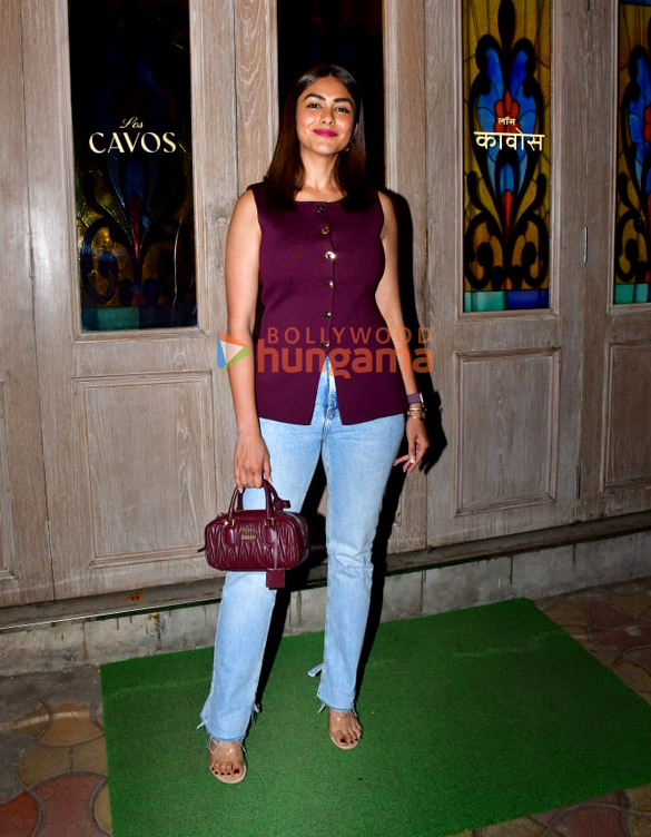 photos mrunal thakur snapped at los cavos in bandra 1