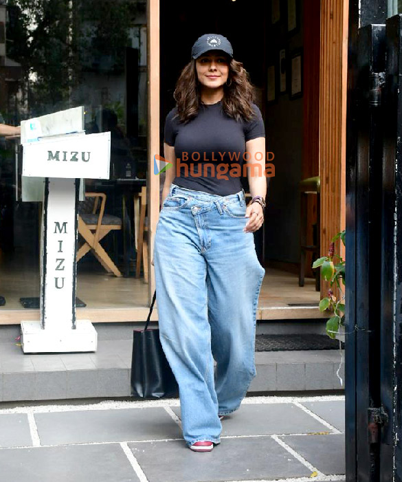 photos mrunal thakur snapped at mizu in bandra 6