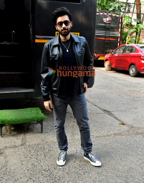 photos nana patekar utkarsh sharma and others snapped promoting vanvaas on the sets of sa re ga ma pa 4