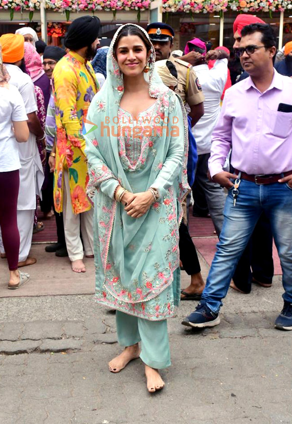 photos nimrat kaur snapped outside a gurudwara 1