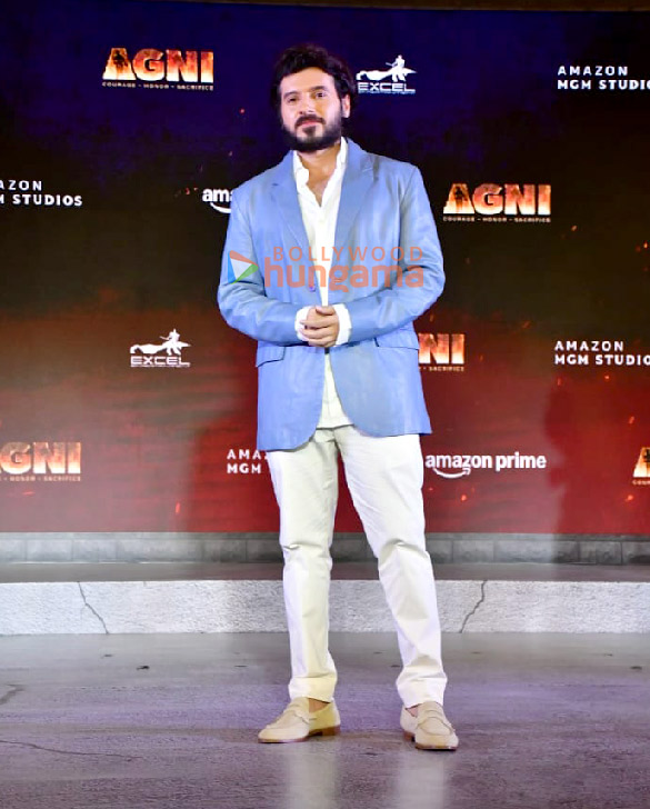 photos pratik gandhi saiyami kher divyenndu farhan akhtar and team agni snapped at the trailer launch 13