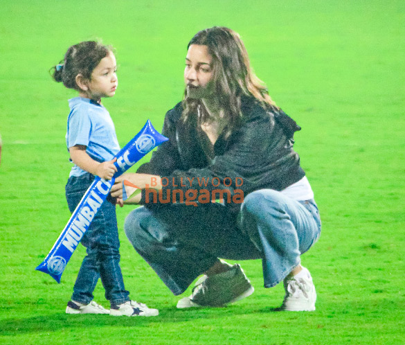 photos ranbir kapoor alia bhatt snapped with their daughter raha at mumbai city fc match 1