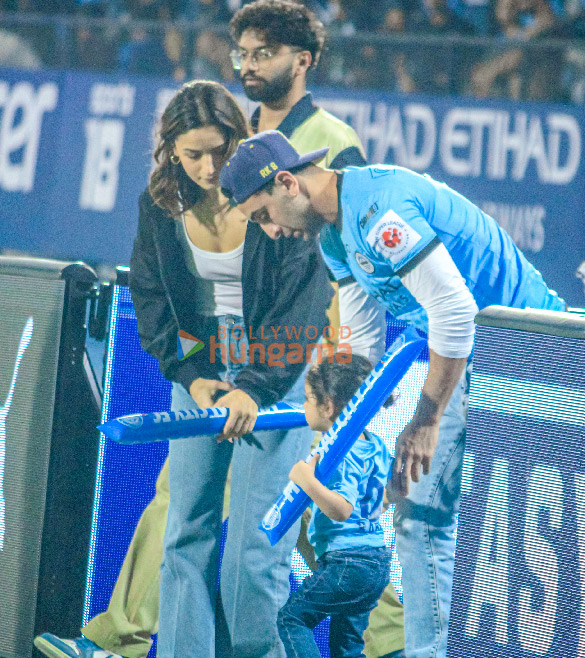 photos ranbir kapoor alia bhatt snapped with their daughter raha at mumbai city fc match 3