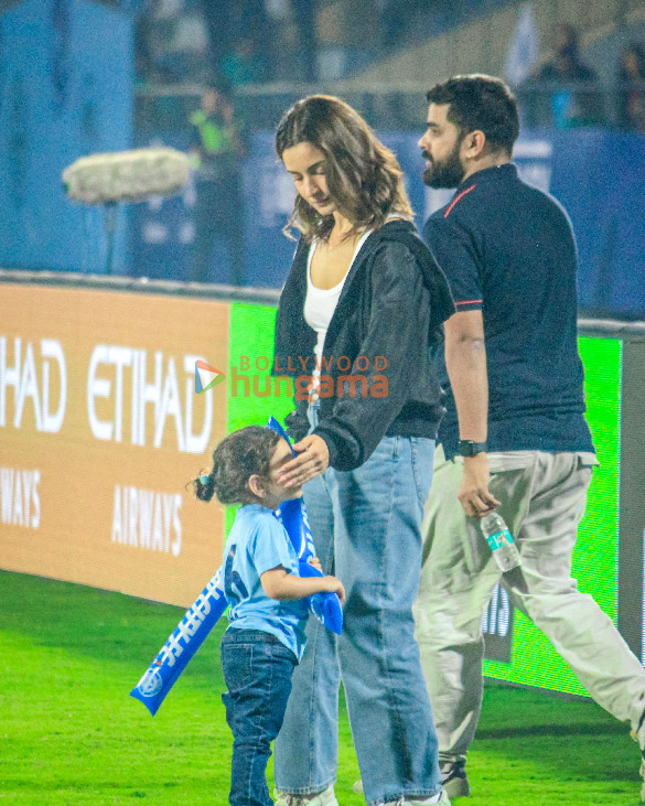 photos ranbir kapoor alia bhatt snapped with their daughter raha at mumbai city fc match 4