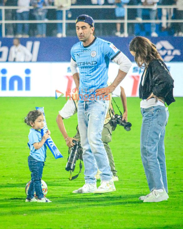 photos ranbir kapoor alia bhatt snapped with their daughter raha at mumbai city fc match 5