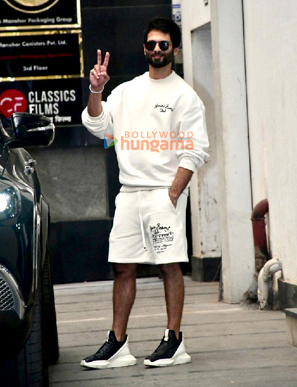 photos shahid kapoor snapped at roy kapur films office in khar 1