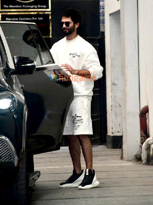 photos shahid kapoor snapped at roy kapur films office in khar 3