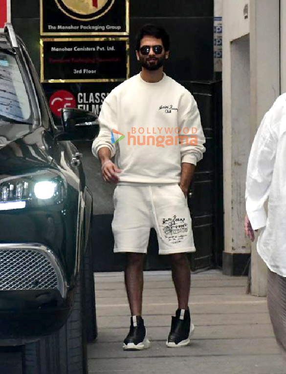 photos shahid kapoor snapped at roy kapur films office in khar 4