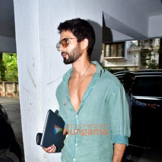 Photos: Shahid Kapoor snapped in Andheri