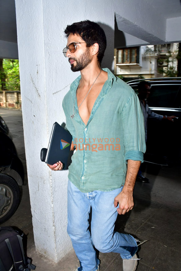 photos shahid kapoor snapped in andheri 1 2