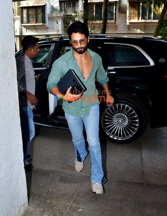 photos shahid kapoor snapped in andheri 2 2