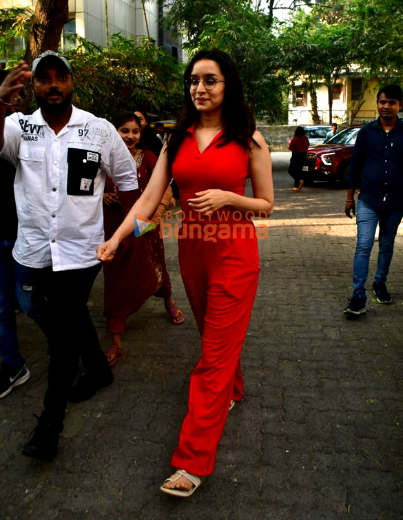 photos shraddha kapoor snapped in juhu 5 14