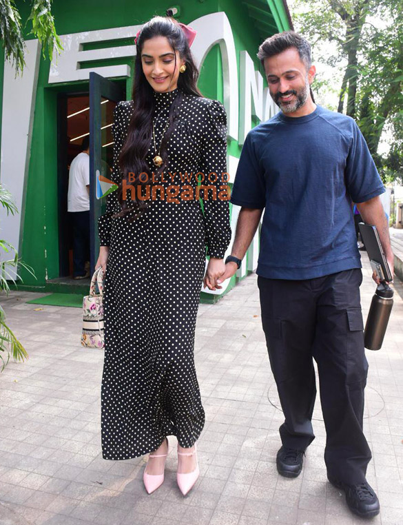 photos sonam kapoor ahuja and anand ahuja snapped in bandra 4 3