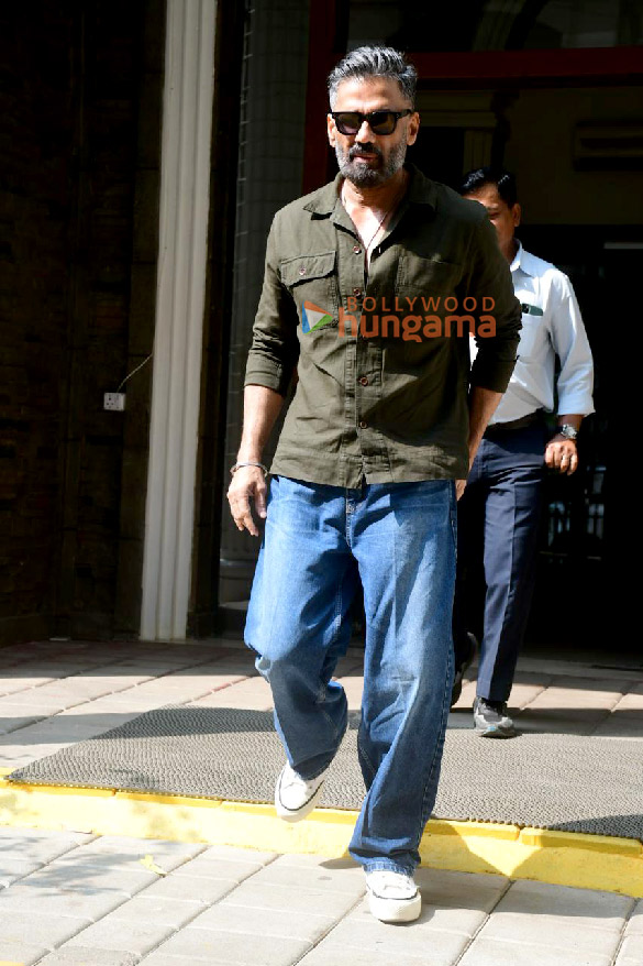 Photos: Suniel Shetty snapped outside a dental clinic in Khar Photos: Suniel Shetty snapped outside a dental clinic in Khar