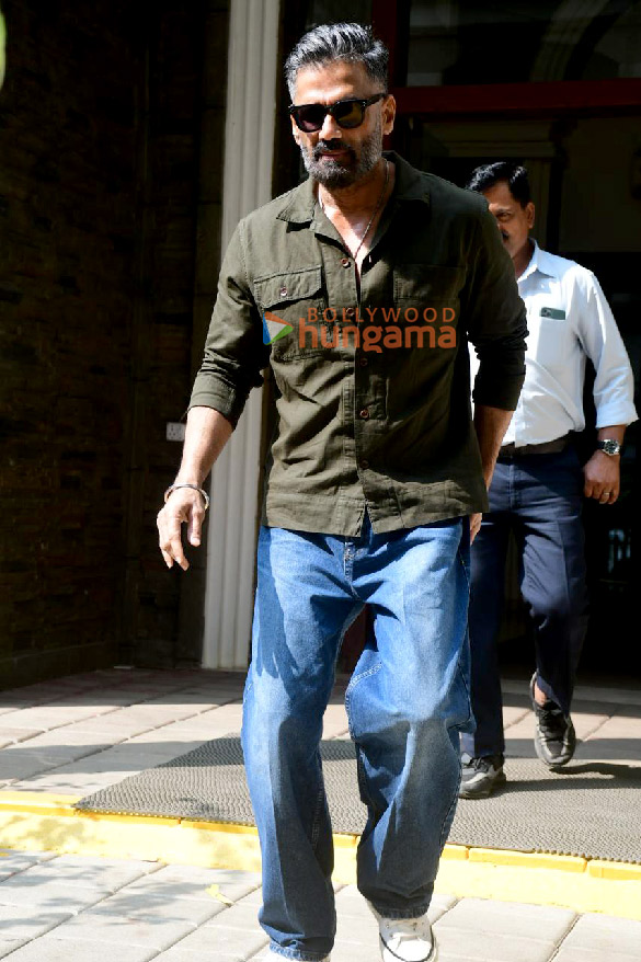 photos suniel shetty snapped outside a dental clinic in khar 4 3