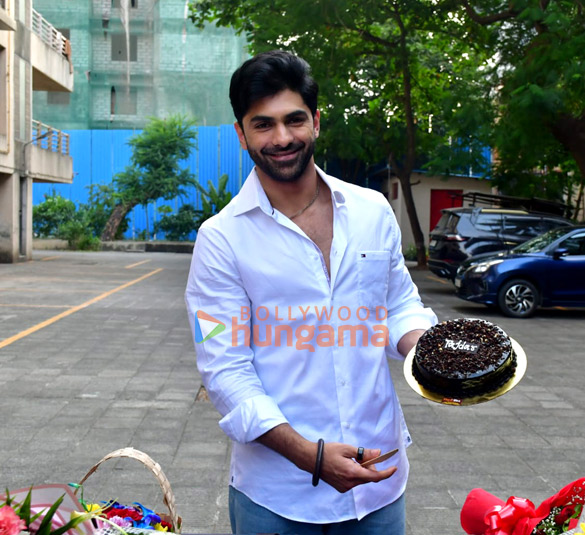 photos taha shah badussha celebrates his birthday with the media 007 4