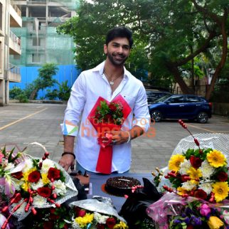 Photos: Taha Shah Badussha celebrates his birthday with the media