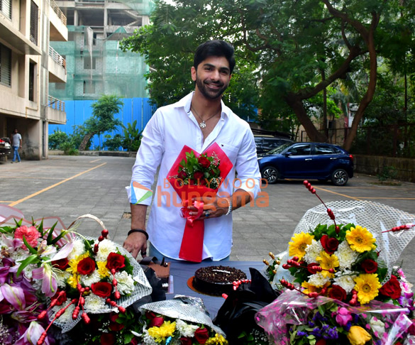 photos taha shah badussha celebrates his birthday with the media 007 5