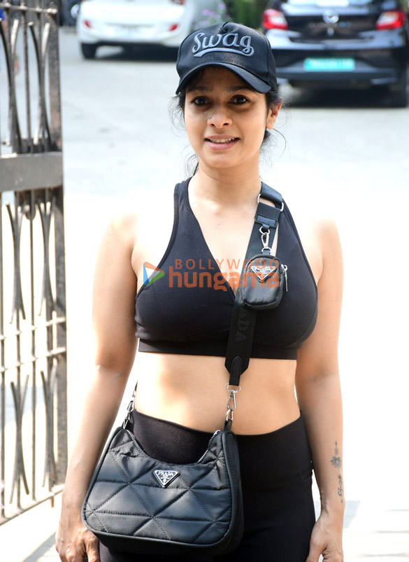 photos tanishaa mukerji snapped outside a yoga class in khar 2
