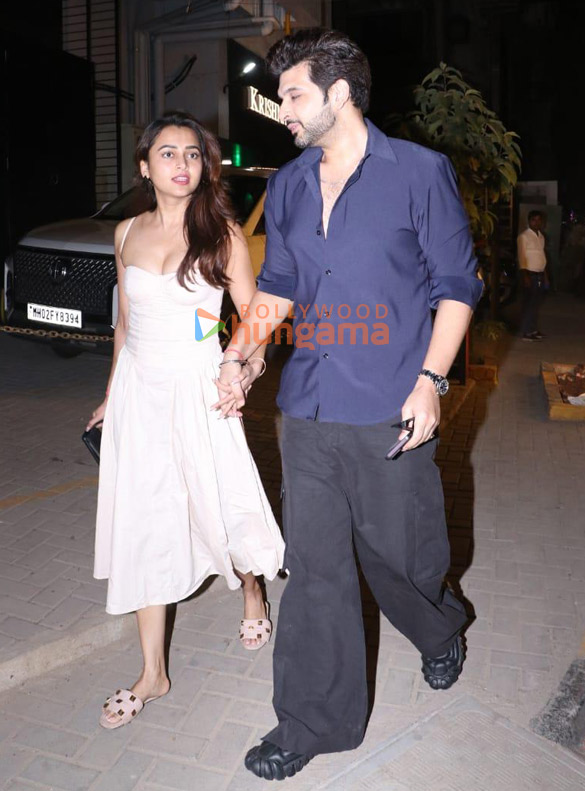 photos tejasswi prakash and karan kundrra snapped in santacruz 4