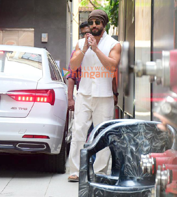 photos tiger shroff snapped in bandra 4 3