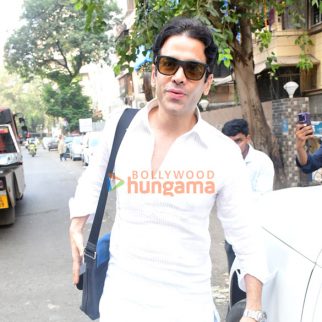 Photos: Tusshar Kapoor snapped at Farmers’ Cafe in Bandra