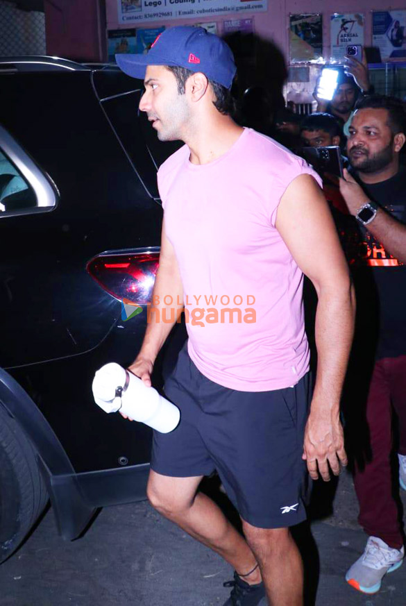 photos varun dhawan and dino morea snapped at the gym in bandra 4