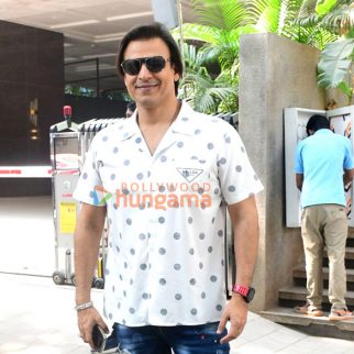 Photos: Vivek Oberoi snapped outside a cafe in Bandra