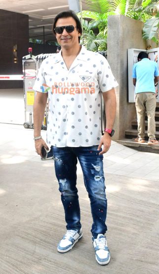 Photos: Vivek Oberoi snapped outside a cafe in Bandra