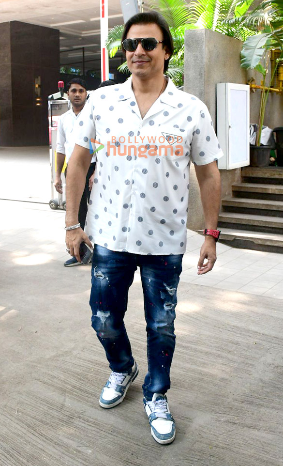 photos vivek oberoi snapped outside a cafe in bandra 4