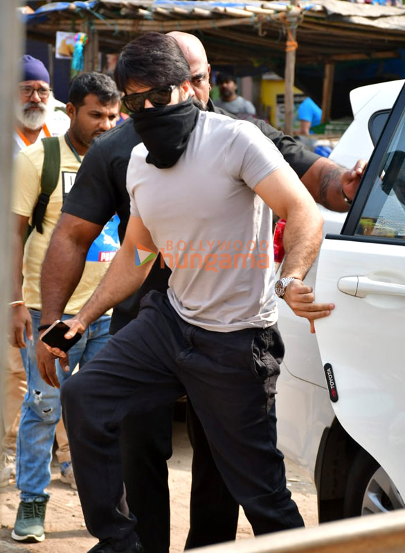 photos yash snapped at versova jetty ahead of toxic shoot 4