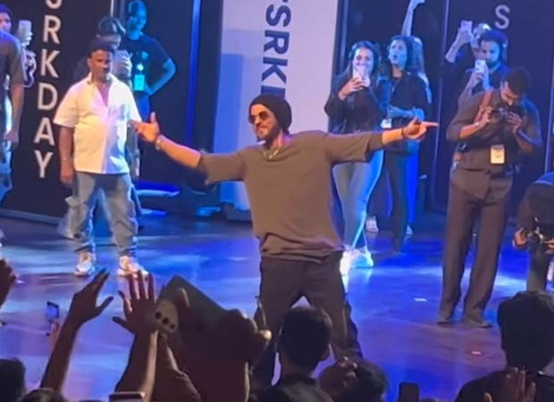 Shah Rukh Khan’s 59th birthday celebration: SRK jokingly scolds a fan who says “Padhne mein neend aati hai”: “Aur Instagram dekh ke jaag jaata hai?”
