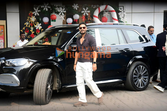 photos ajay devgn aaman devgan rasha thadani and others snapped at kalina airport 9