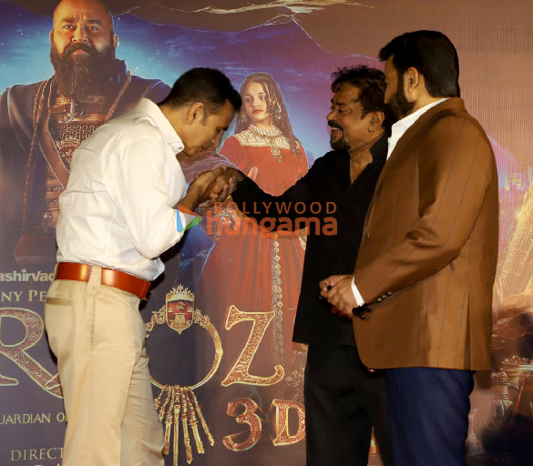 photos akshay kumar mohanlal and othes snapped at the trailer launch of barroz 5