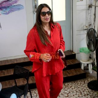 Photos: Bipasha Basu spotted outside a salon in Khar