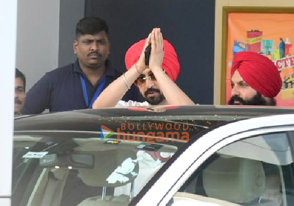 Photos: Diljit Dosanjh snapped at Kalina airport Photos: Diljit Dosanjh snapped at Kalina airport