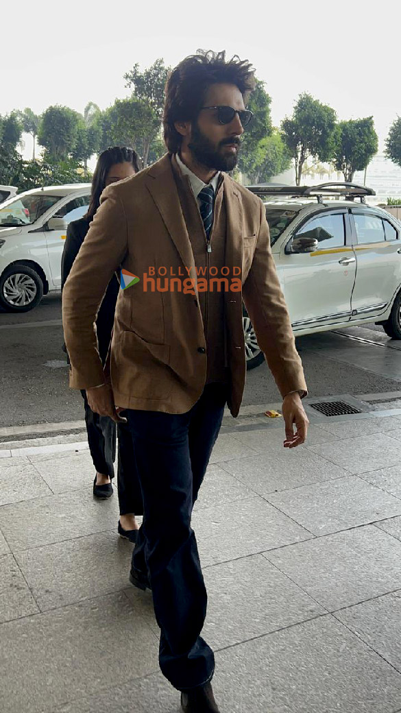 photos kartik aaryan snapped at the airport 1 10