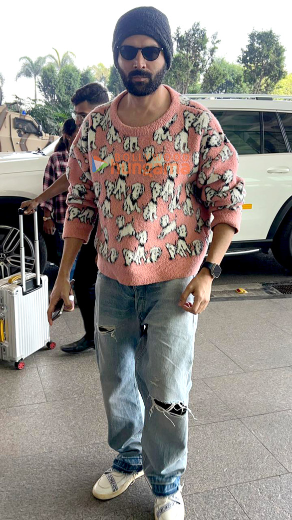 Photos: Kartik Aaryan snapped at the airport Photos: Kartik Aaryan snapped at the airport