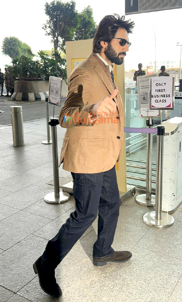 Photos: Kartik Aaryan snapped at the airport Photos: Kartik Aaryan snapped at the airport