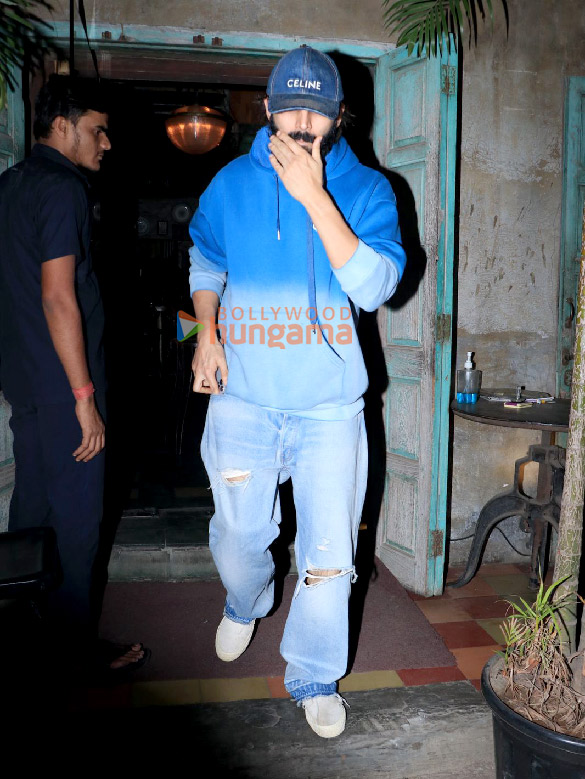 photos kartik aaryan snapped in bandra 1 11