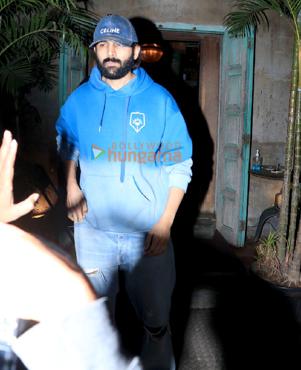 photos kartik aaryan snapped in bandra 2 11