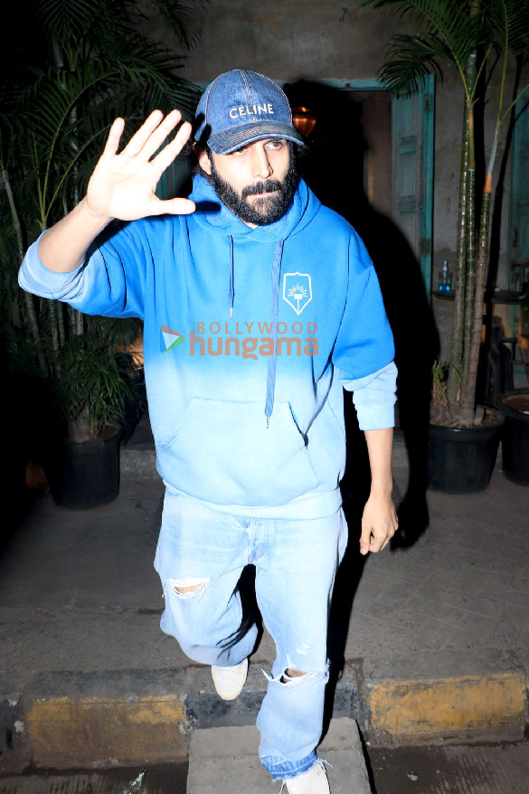 Photos: Kartik Aaryan snapped in Bandra Photos: Kartik Aaryan snapped in Bandra
