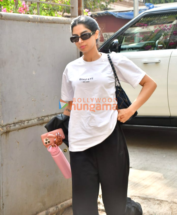 Photos: Khushi Kapoor snapped in Andheri Photos: Khushi Kapoor snapped in Andheri