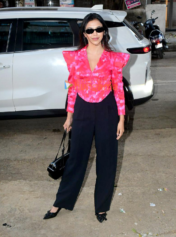 photos manoj bajpayee manisha koirala kritika kamra and others snapped outside gigi restaurant in bandra 6