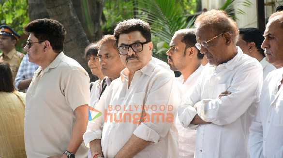 photos naseeruddin shah boman irani and others attend the funeral of shyam benegal 11